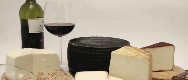 美国爱荷华大学科学家证实适量的葡萄酒和奶酪可以帮助老年人避免老年痴呆症