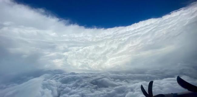 美国空军后备部队“飓风猎人”飞机机组人员进入大西洋Epsilon飓风眼