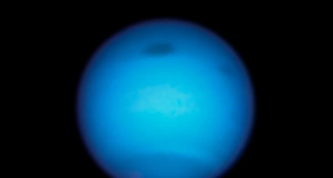 哈勃望远镜观察到海王星巨大“黑点”风暴正在其大气中搅动