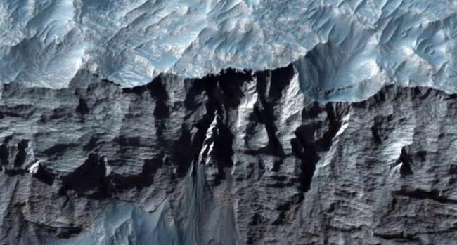 火星最大峡谷水手号峡谷部分区域的近距离照片。水手号峡谷也是太阳系内最大最长的峡谷。