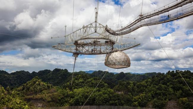 位于波多黎各北部的阿雷西博天文台是全世界第二大的单天线射电望远镜。 PHOTOGRAPH BY UNIVERSAL IMAGES GROUP VIA GETTY