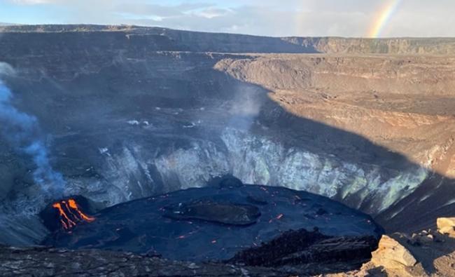 美国夏威夷岛基拉韦厄火山爆发 游客以身犯险观熔岩