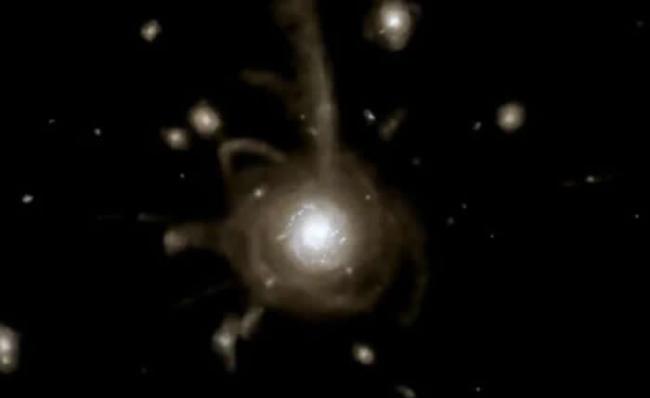 这个模拟展示了一个类银河星系在大约100亿年间的形成和演变过程。许多较小的矮星系与主星系融合在一起，常常成为主星系的一部分。