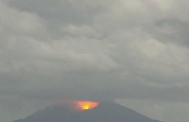 日本鹿儿岛县诹访之濑岛御岳火山爆发 喷出的灰石等飞出1.3公里远