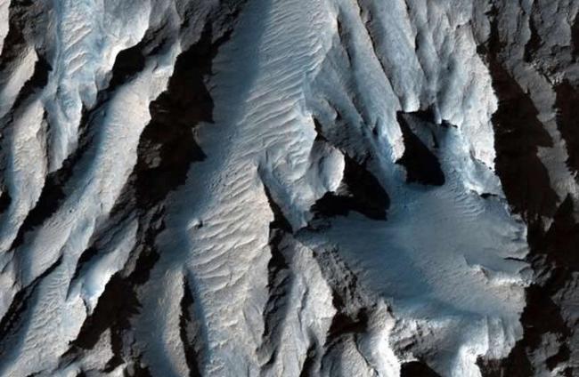 提托努利林峡谷（水手号峡谷的一部分）布满沉积物形成的斜纹路，或可据此推测出古老的冰冻和融化周期。