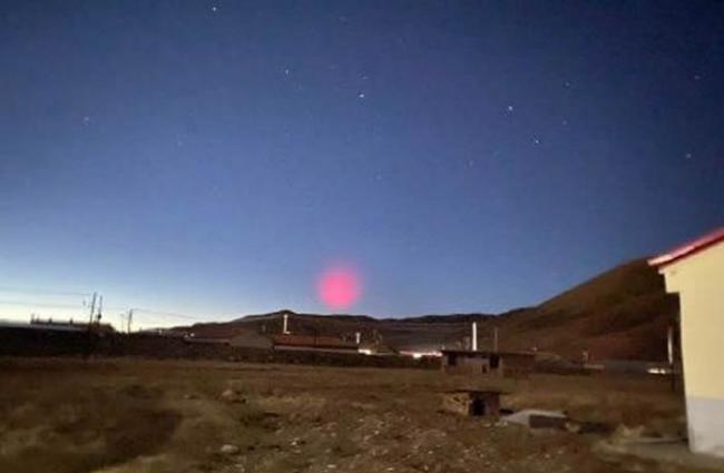 青海玉树巨大陨石坠落当晚天空中出现不明红光