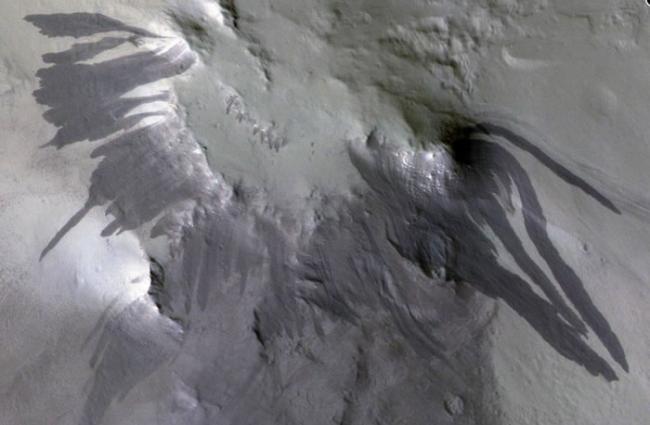 科学家在火星表面发现类似《巴比伦五号》反派诡异飞船的暗色条纹