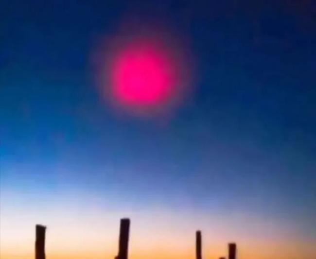 青海玉树巨大陨石坠落当晚天空中出现不明红光