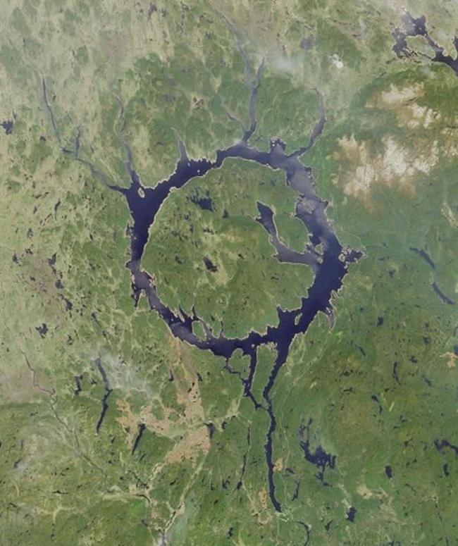 生命可能起源于陆地水体中，也许就类似于加拿大的曼尼古根湖，这其实是一个由远古撞击形成的陨石坑