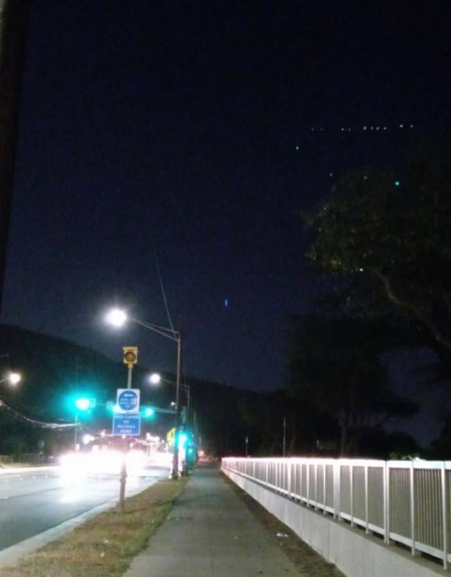 美国夏威夷民众目击蓝色直立UFO没入海中 另一个往山中飞去