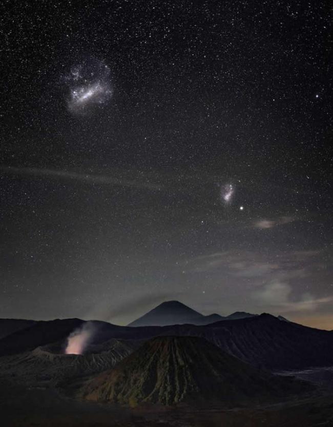 大麦哲伦星云和小麦哲伦星云在婆罗摩火山上空升起。这座火山是印度尼西亚爪哇岛婆罗摩腾格塞梅鲁国家公园的一座活火山。