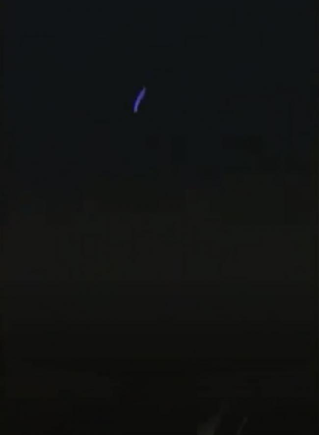 美国夏威夷民众目击蓝色直立UFO没入海中 另一个往山中飞去