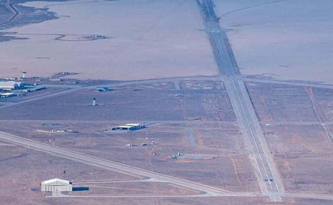 美国私人飞行员飞过内华达州沙漠“51区”时拍到机库里有神秘三角形物体 引外星人疑云