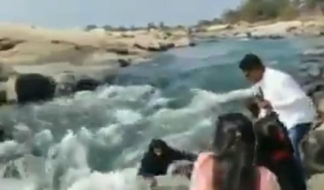 死亡自拍！印度奥里萨邦年轻女孩站在岩石上自拍不慎坠河 立刻被激流卷走