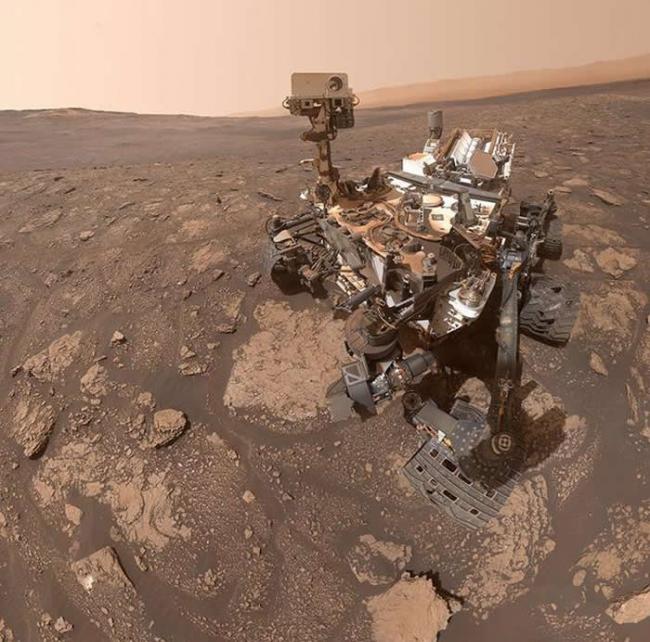 为了纪念19世纪古生物学家玛丽・安宁。好奇号在第2922火星日拍摄了最新的“自拍”，以庆祝它在前方的岩石板上成功钻出了三个洞。