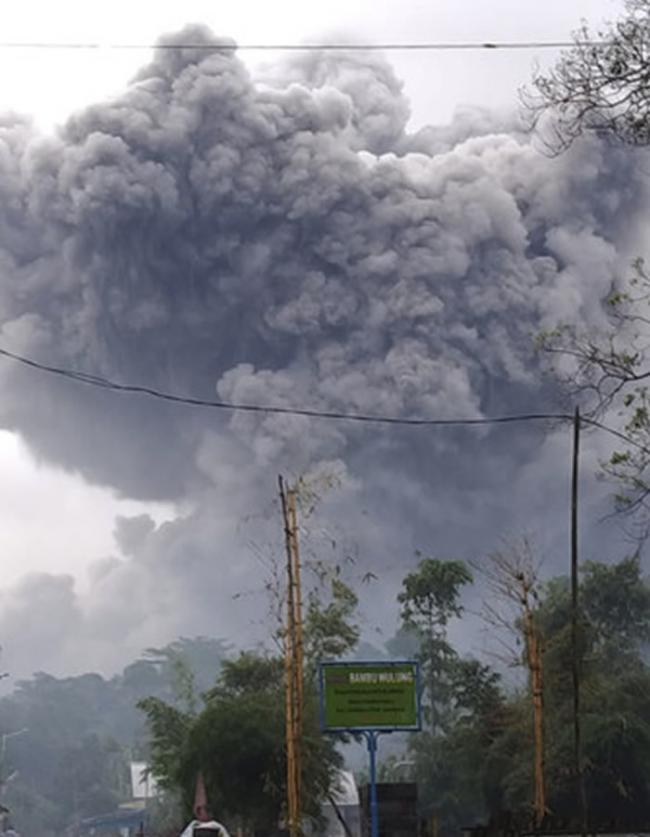 印尼东爪哇省塞梅鲁火山（Semeru）喷发 喷出的灰烬及浓烟达5.6公里高