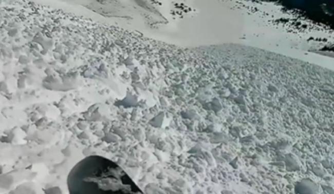 美国科罗拉多州男子在拉夫兰山口滑雪时突然遇到雪崩 镜头前奇迹逃死