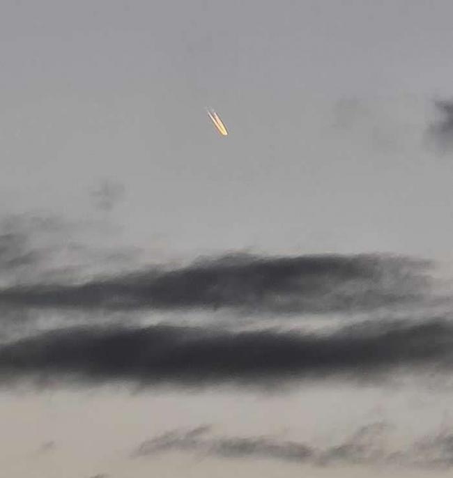 澳洲昆士兰省黄金海岸傍晚一个发光不明飞行物体划过上空