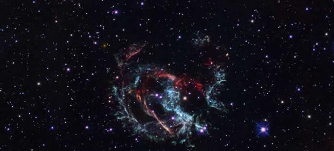 对小麦哲伦云中的超新星1E 0102.2-7219爆炸的位置和时间的更准确估计