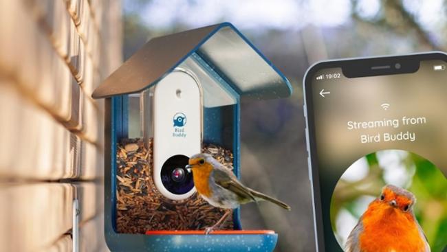 美国设计师Kyle Buzzard把人工智能蓝牙监控镜头放在家用自动喂鸟器Bird Buddy