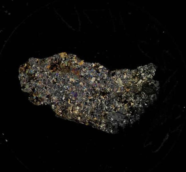 球粒陨石是由更小的球粒组成的，科学家们用它们来研究岩石的起源，或将揭晓地球起源之谜，以及太阳早期演变过程。