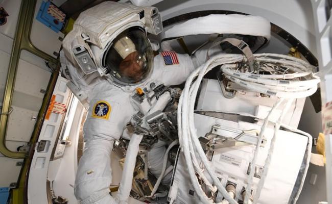 NASA两名宇航员在国际空间站外展开太空漫步 装设欧洲太空总署的哥伦布实验舱