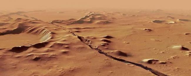 在科珀洛斯槽沟发现的火星表面裂缝穿过山丘和火山口，这意味着它们肯定比其他表面特征更加年轻。