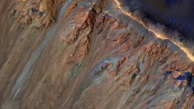 火星表面的滑坡可能是由于表面下盐和融冰引起的