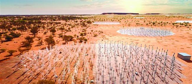 平方公里阵列射电望远镜将在澳大利亚竖起13万条有线天线，用于收集低频信号。图片左侧为天线原型，右侧为艺术家制作的完成品想象图。图片来源：SKAO/ICRAR