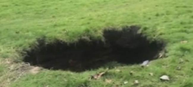 英国利物浦的“格兰特花园”突然塌陷出现巨大坑洞 曾埋葬8万具遗体