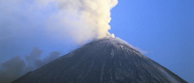 俄罗斯勘察加半岛上的克柳切夫火山停止喷发