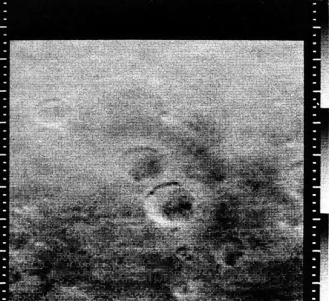 水手4号飞越火星时拍摄的照片