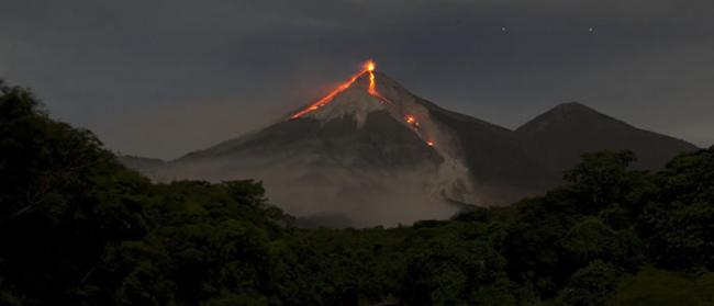 危地马拉的富埃戈火山开始喷发