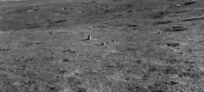 中国“玉兔二号”月球车在月球背面发现一块奇怪岩石