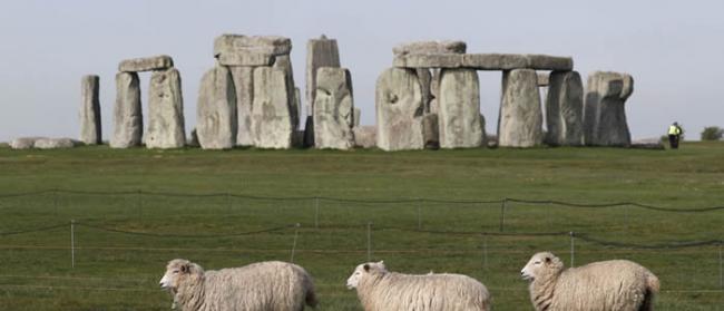 考古学家在巨石阵中发现古代墓葬和神秘圆柱形物体