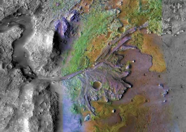 图中色彩增强部分是火星杰泽罗陨坑的远古三角洲区域，毅力号火星车将着陆在这里，并负责搜寻生命迹象。