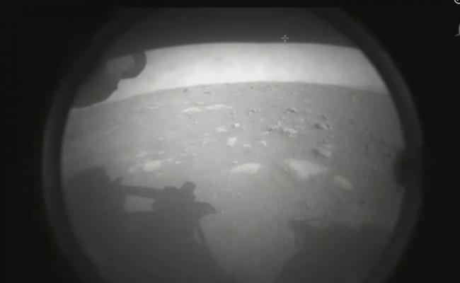 美国宇航局NASA“毅力号”火星车成功登陆火星 并发回第一张火星图像