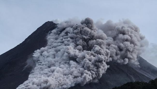 印尼爪哇岛默拉皮火山19日再度喷发 熔岩流绵延约700公尺