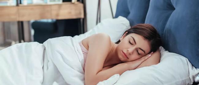 美国亚利桑那州大学综合医学专家揭示60秒内入睡的方法：“4-7-8放松呼吸”法