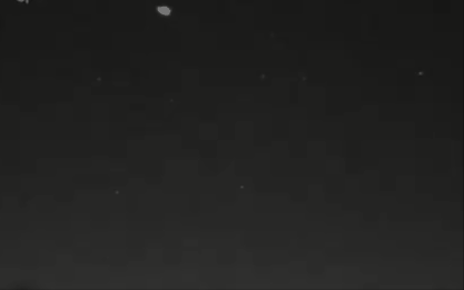 火流星：英国上空出现巨大“火球”划破夜空