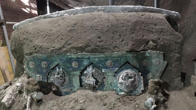 庞贝古城发现一辆大型古罗马四轮典礼仪式用马车