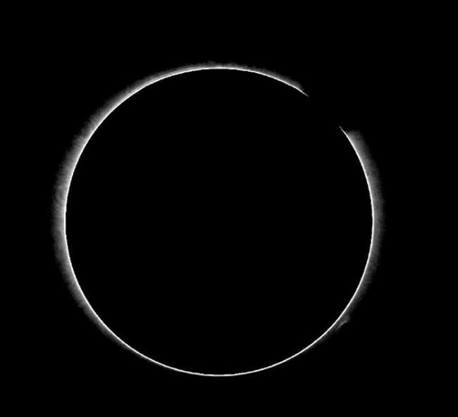 2021年2月27日在云南天文台稻城观测站获得的白光日冕像。北极在上，东边在左。