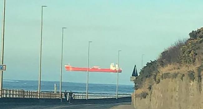怎么回事？苏格兰阿伯丁郡班夫海面上一艘船居然浮在空中