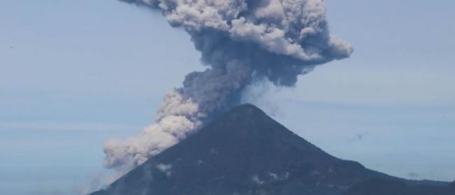 危地马拉帕卡亚火山日益活跃 熔岩和火山物质喷发高度达800米