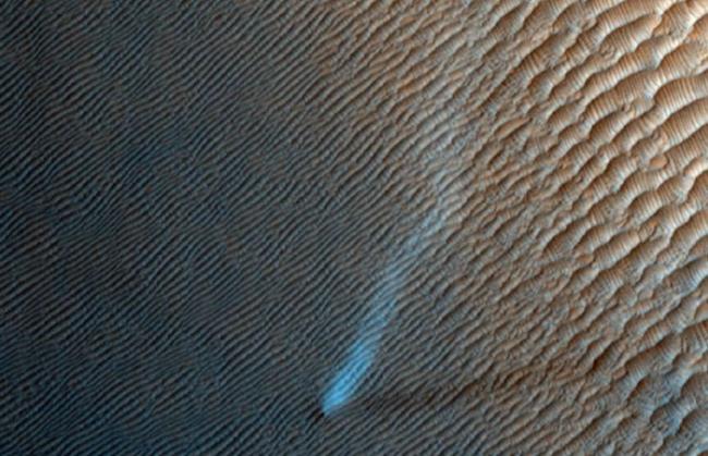 NASA火星勘测轨道飞行器MRO拍到火星表面壮观“尘魔”在沙丘上“缠绕”的画面
