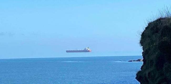 英国海岸边巨型油轮飘在半空中 气象专家：海市蜃楼