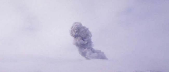 俄罗斯千岛群岛北部的埃别科火山喷出2000米高的灰柱