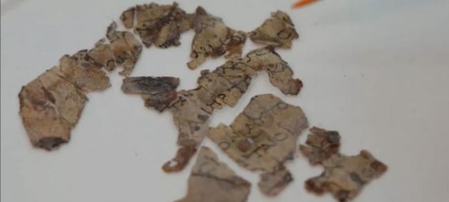 以色列文物局在犹太沙漠1900年前洞穴里发现几十个新的“死海古卷”碎片