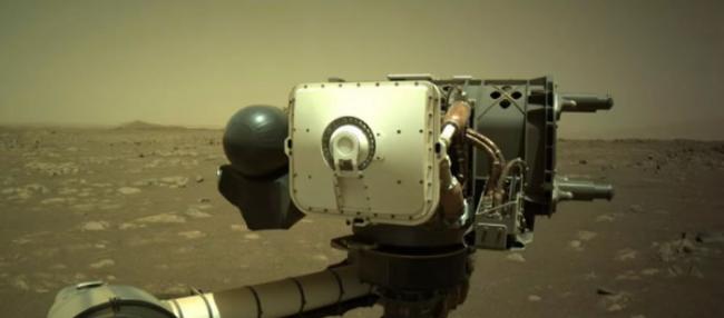 美国宇航局“毅力号”火星车捕捉到一个旋转的“尘魔”正在穿越火星地貌