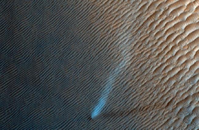 美国宇航局“毅力号”火星车捕捉到一个旋转的“尘魔”正在穿越火星地貌